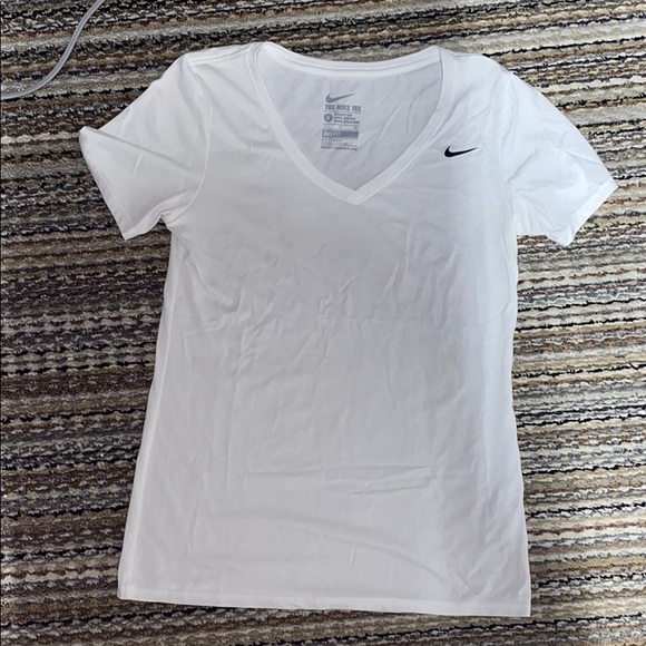 white nike workout shirt